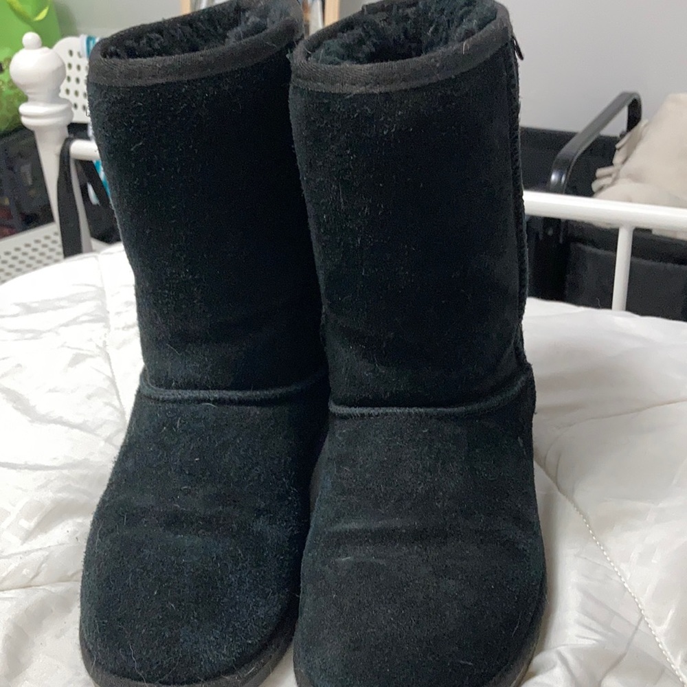 Ugg’s style black boots